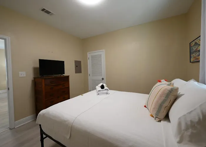 On 10th Cozy Retreat Near Downtown & *