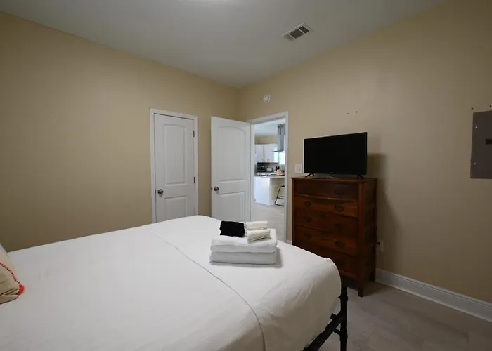 On 10th Cozy Retreat Near Downtown &