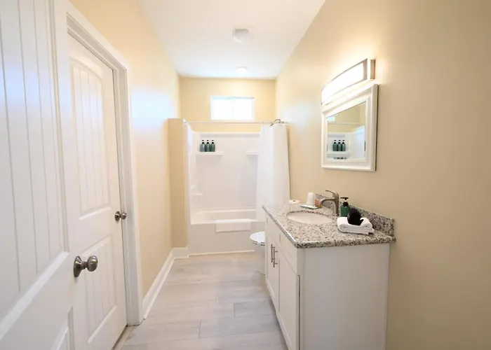 On 10th Cozy Retreat Near Downtown & Holiday home