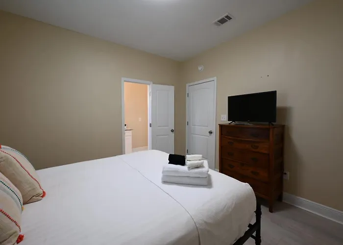 On 10th Cozy Retreat Near Downtown & Holiday home *