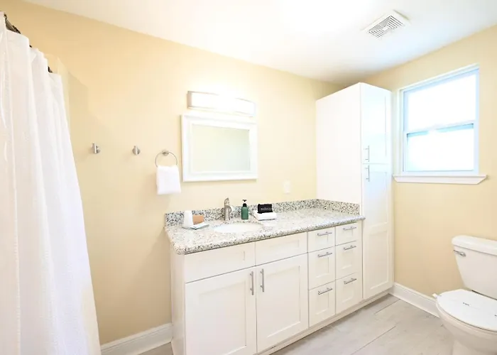 Holiday home On 10th Cozy Retreat Near Downtown & *