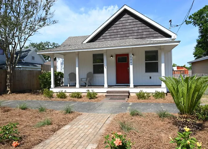 On 10th Cozy Retreat Near Downtown & Holiday home Pensacola