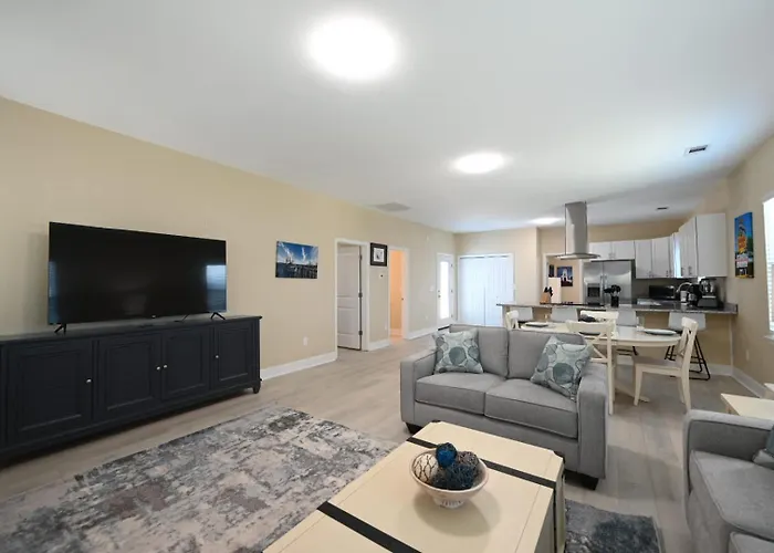 On 10th Cozy Retreat Near Downtown & Pensacola