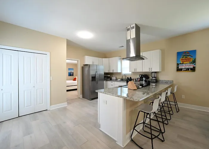 Holiday home On 10th Cozy Retreat Near Downtown & *
