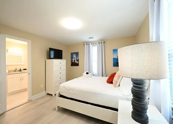 Holiday home On 10th Cozy Retreat Near Downtown &