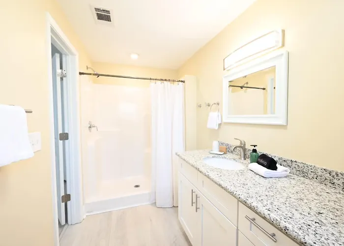 On 10th Cozy Retreat Near Downtown & Holiday home *