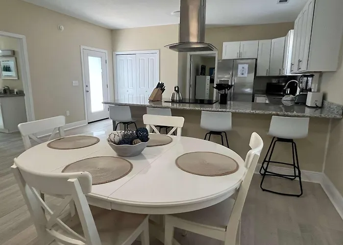 Holiday home On 10th Cozy Retreat Near Downtown & Pensacola