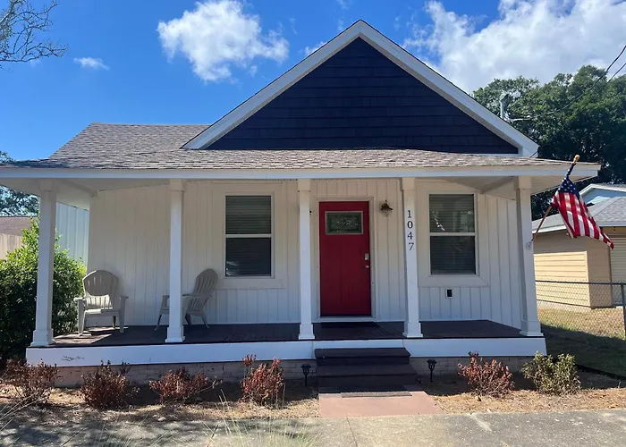 Holiday home On 10th Cozy Retreat Near Downtown & *