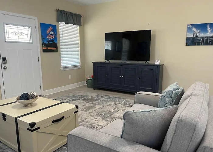 On 10th Cozy Retreat Near Downtown & Pensacola